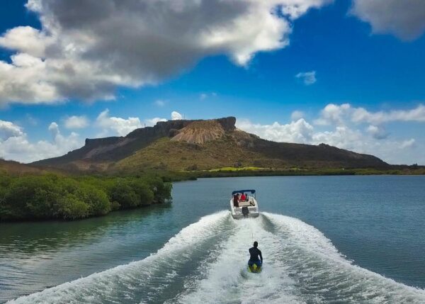 Paseo Privado en Barco Curazao – Snorkel, Aventura y Relax