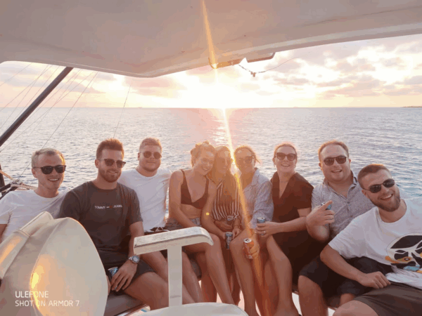 Paseo en Yate al Atardecer en Willemstad – Snacks y Bebidas incluidos